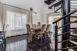 Gallery image of Upmarket Sandton apartment in Johannesburg