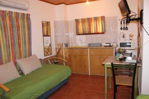 Habitación con cama y cocina con mesa en Jericho Inn en Vered Yeriho