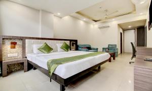 - une chambre avec un grand lit et un bureau dans l'établissement Itsy By Treebo - Solitaire, à Ambala