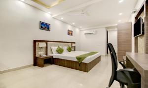 - une chambre avec un lit, une table et des chaises dans l'établissement Itsy By Treebo - Solitaire, à Ambala
