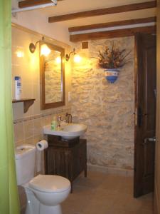 een badkamer met een wit toilet en een wastafel bij Casa rural ca l'Antoni (Tarragona) in Nulles