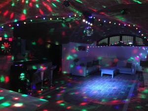 een woonkamer met kerstverlichting en een bank bij Villa Skyline Alhambra-Nevada in La Zubia +56 foto's