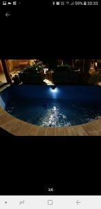 uma imagem de uma piscina com luzes em Villa Medi em Lesina