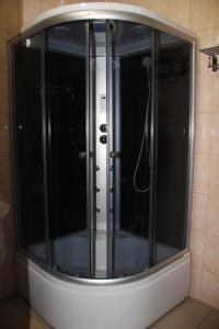 アフトゥビンスクにあるKoleso Mini-Hotelのバスルーム(ガラスドア付きのシャワー付)