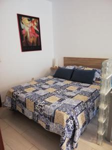 um quarto com uma cama com uma colcha em Babelia em Las Palmas de Gran Canaria