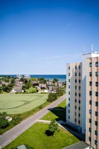 a view of a building and the ocean at Vier Jahreszeiten 2-80 in Großenbrode