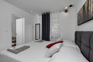 Postel nebo postele na pokoji v ubytování Apartments Strada Tučepi