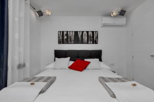 Postel nebo postele na pokoji v ubytování Apartments Strada Tučepi