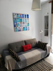 um sofá numa sala de estar com uma almofada vermelha em Babelia em Las Palmas de Gran Canaria