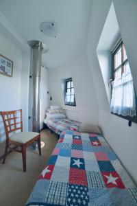 Ein Bett oder Betten in einem Zimmer der Unterkunft Wiatrak Nowe Guty