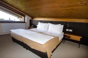 
Ein Bett oder Betten in einem Zimmer der Unterkunft Hotel Ansitz Kematen ***S
