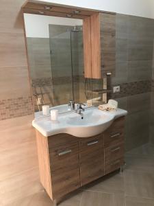 een badkamer met een wastafel en een spiegel bij Casa Magnolia in Pastrengo