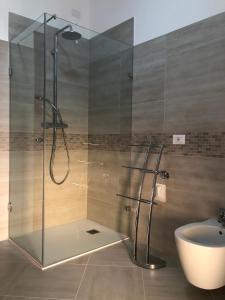 a bathroom with a glass shower and a sink at Casa Magnolia in Pastrengo +10 photos