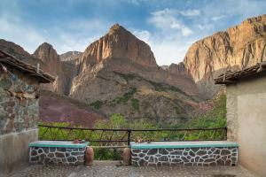 deux bancs en face d'une vue sur un canyon dans l'établissement Gite Nait Youssef Taghia, à Taghia