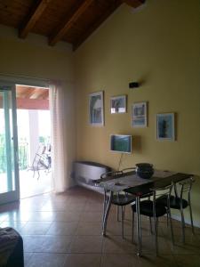 TV a/nebo společenská místnost v ubytování Appartamento in Residenza dei Limoni