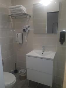モンペリエにあるHotel Novaのバスルーム(洗面台、トイレ、鏡付)