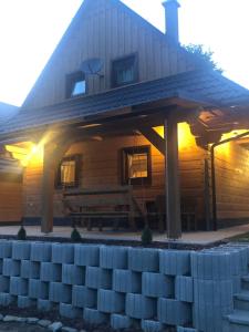 Casa de madera grande con porche iluminado en Chata Marta, en Oščadnica