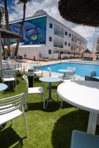 Basen w obiekcie Corralejo Surfing Colors Hotel&Apartments lub w pobliżu
