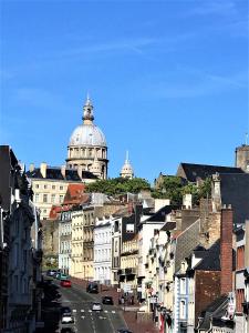 Blick auf eine Stadt mit Kathedrale und Gebäuden in der Unterkunft Appartement de 95 m2 bien situé in Boulogne-sur-Mer