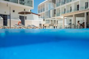 Basen w obiekcie Corralejo Surfing Colors Hotel&Apartments lub w pobliżu