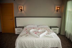 Un dormitorio con una cama con dos corazones. en Yildiz Apart Hotel, en Fatsa