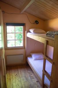 Cette chambre comprend 2 lits superposés et une fenêtre. dans l'établissement Café Björnen, à Västerås