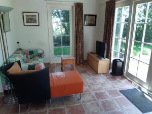 ein Wohnzimmer mit einem Sofa und einem TV in der Unterkunft Zeeuws Huisje Colijnsplaat in Colijnsplaat