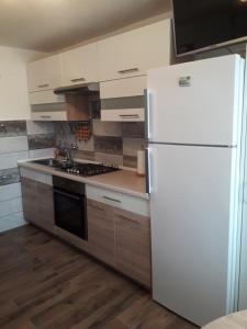 Kuchyňa alebo kuchynka v ubytovaní Apartmani MATKO