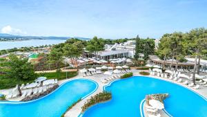 eine Luftansicht auf den Pool im Resort in der Unterkunft Amadria Park Family Hotel Jakov in Šibenik