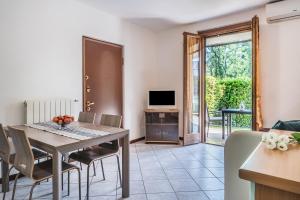 A television and/or entertainment centre at Residence Nuove Terme