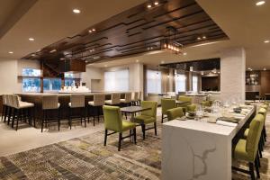 Restorāns vai citas vietas, kur ieturēt maltīti, naktsmītnē Radisson Kingswood Hotel & Suites, Fredericton