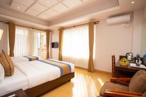 Un pat sau paturi într-o cameră la Hotel Lake Paradise