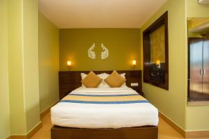Un pat sau paturi într-o cameră la Hotel Lake Paradise