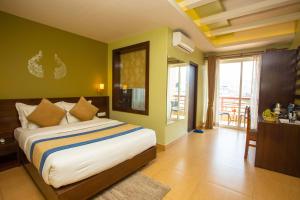 Un pat sau paturi într-o cameră la Hotel Lake Paradise