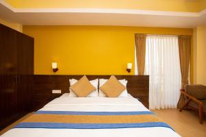 Un pat sau paturi într-o cameră la Hotel Lake Paradise