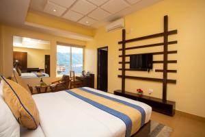 Un pat sau paturi într-o cameră la Hotel Lake Paradise