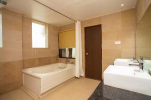Un pat sau paturi într-o cameră la Hotel Lake Paradise
