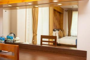 Un pat sau paturi într-o cameră la Hotel Lake Paradise