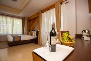 Un pat sau paturi într-o cameră la Hotel Lake Paradise