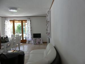 chalet les myosotis tesisinde bir oturma alanı