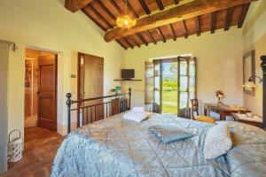 a bedroom with a large bed in a room at Agriturismo Palazzi Del Papa in Pienza