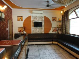 TV a/nebo společenská místnost v ubytování Hotel Taj Plaza, VIP Road, Agra