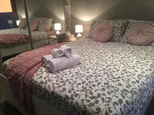 A bed or beds in a room at Lovely home
