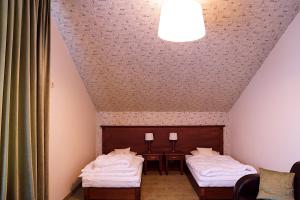 Giường trong phòng chung tại Hotel Neo Międzyrzecz