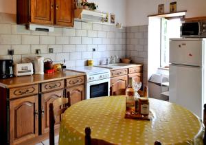 A kitchen or kitchenette at Gîte le Fort