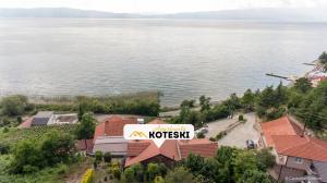 eine Luftansicht eines Resorts mit einem großen Wasserkörper in der Unterkunft Apartments Koteski in Ohrid