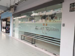 un escaparate con un banco en un centro comercial en Global Residency, en Kota Kinabalu