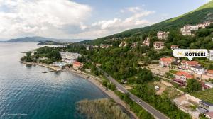 eine Luftansicht einer Stadt neben dem Wasser in der Unterkunft Apartments Koteski in Ohrid