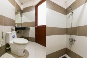 Un baño con inodoro y ventana. en Amura Hotel Quận 7, en Ho Chi Minh 20 fotos más