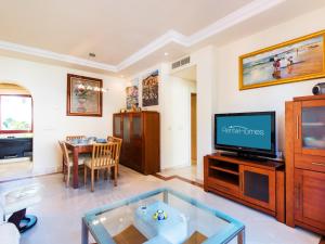 Televízia a/alebo spoločenská miestnosť v ubytovaní Rentandhomes marbella luxury beach